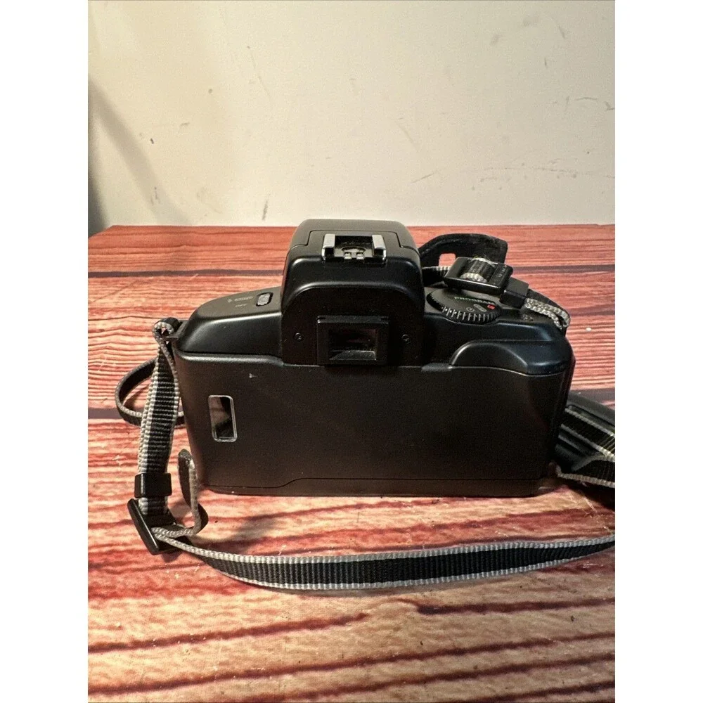 Canon EOS 750 Camera + Case - WORKING